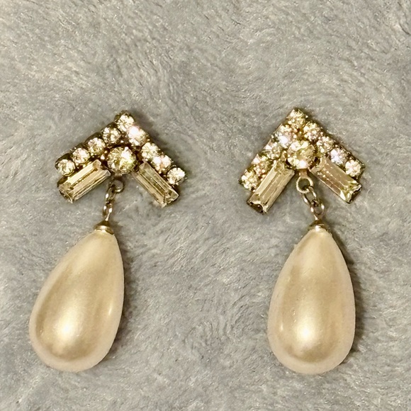 Vintage Faux Pearl drop earrings with Rhinestone’s. - Picture 7 of 16